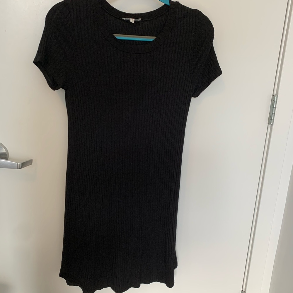 black ribbed material short sleeve dress